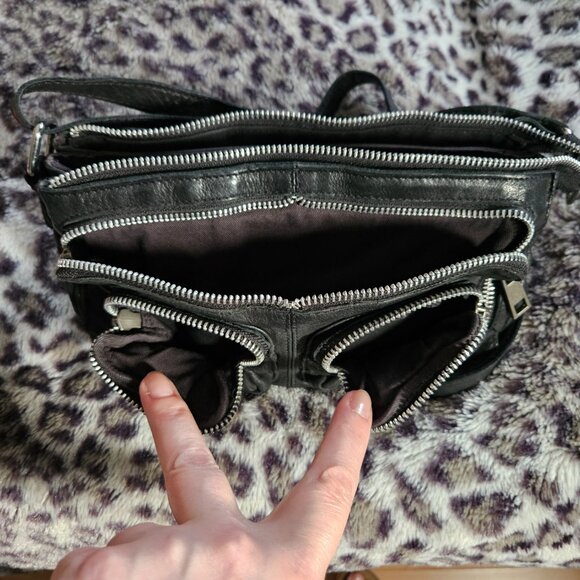Núnoo | Stine Washed Black Leather Crossbody Bag - Picture 12 of 14
